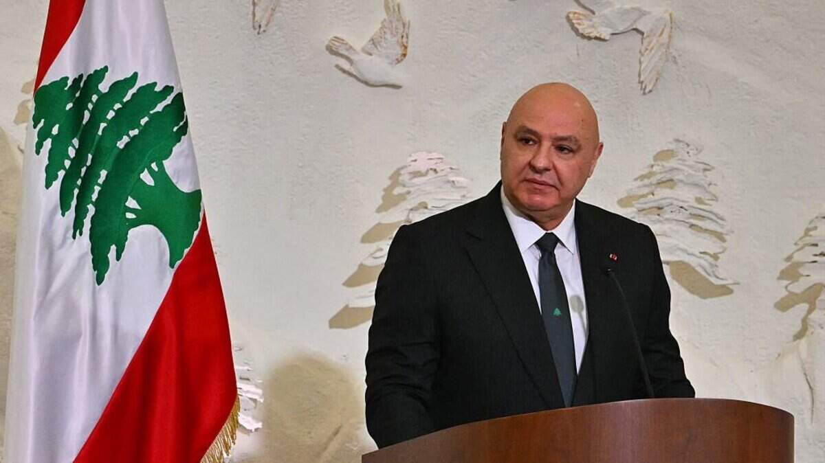 El presidente del Líbano, Joseph Aoun, pronuncia un discurso durante una reunión del Papa León XIV con autoridades, la sociedad civil y el cuerpo diplomático en el palacio presidencial de Baabda, al este de la capital, Beirut, el 30 de noviembre de 2025.