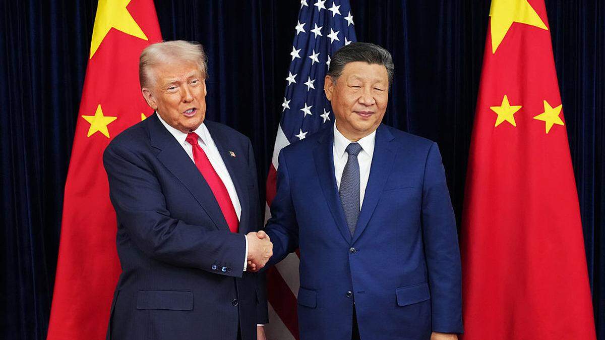 Foto de archivo del 30 de octubre de 2025 del encuentro entre el presidente de Estados Unidos, Donald Trump, y su homólogo de China, Xi Jinping, en la Base Aérea de Gimhae en Busan, Corea del Sur.