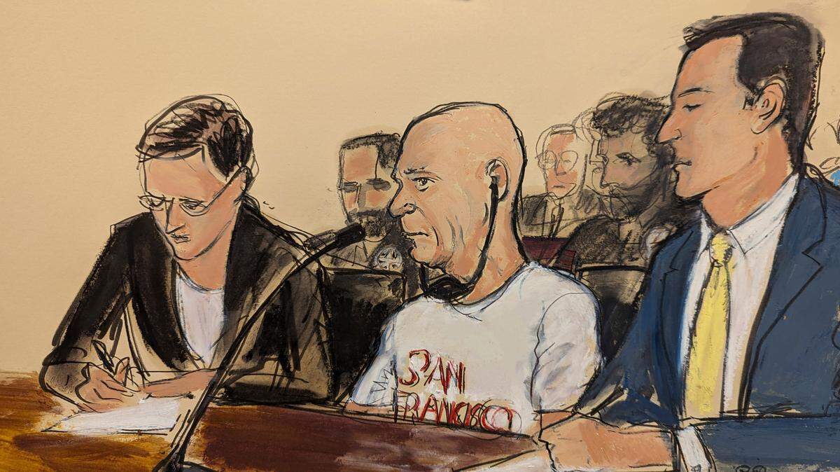 En este boceto hecho en la sala del tribunal, el general retirado Hugo “El Pollo” Carvajal (centro), ex jefe de la Dirección General de Contrainteligencia Militar (DGCIM) en Venezuela, comparece ante una corte federal en Nueva York, el 20 de julio de 2023. Lo acompañan los abogados defensores Tess Cohen (izq.) y Zachary Margulis-Ohnuma.