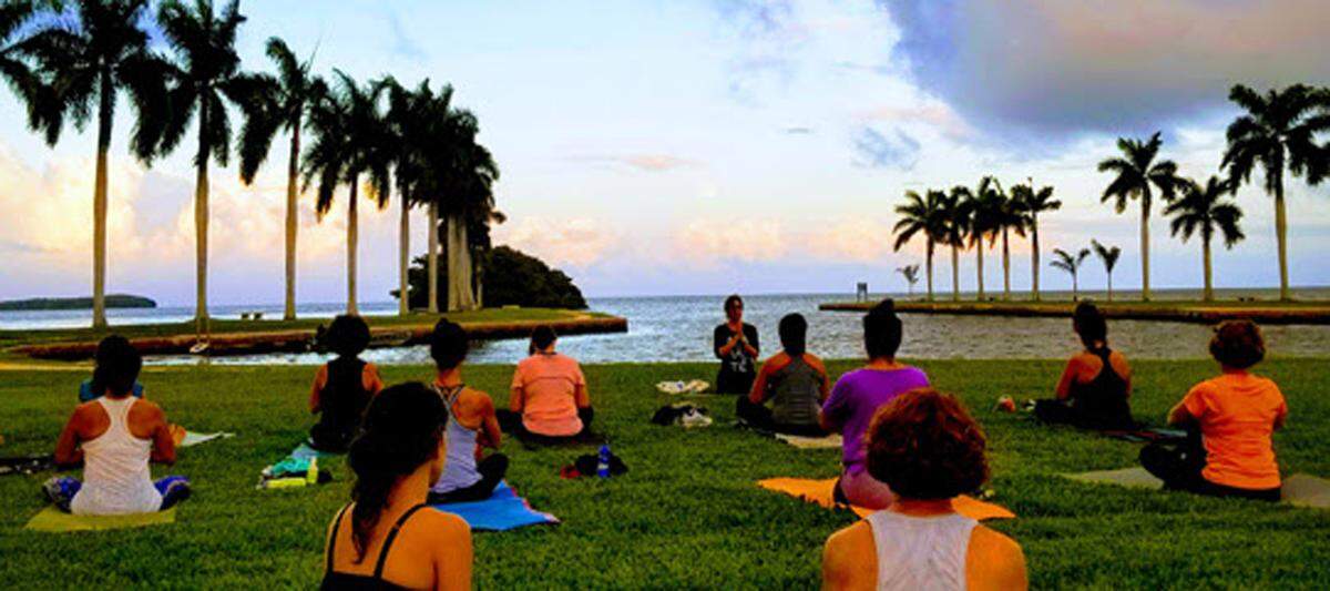 La serie Full Moon Yoga en Deering Estate.
