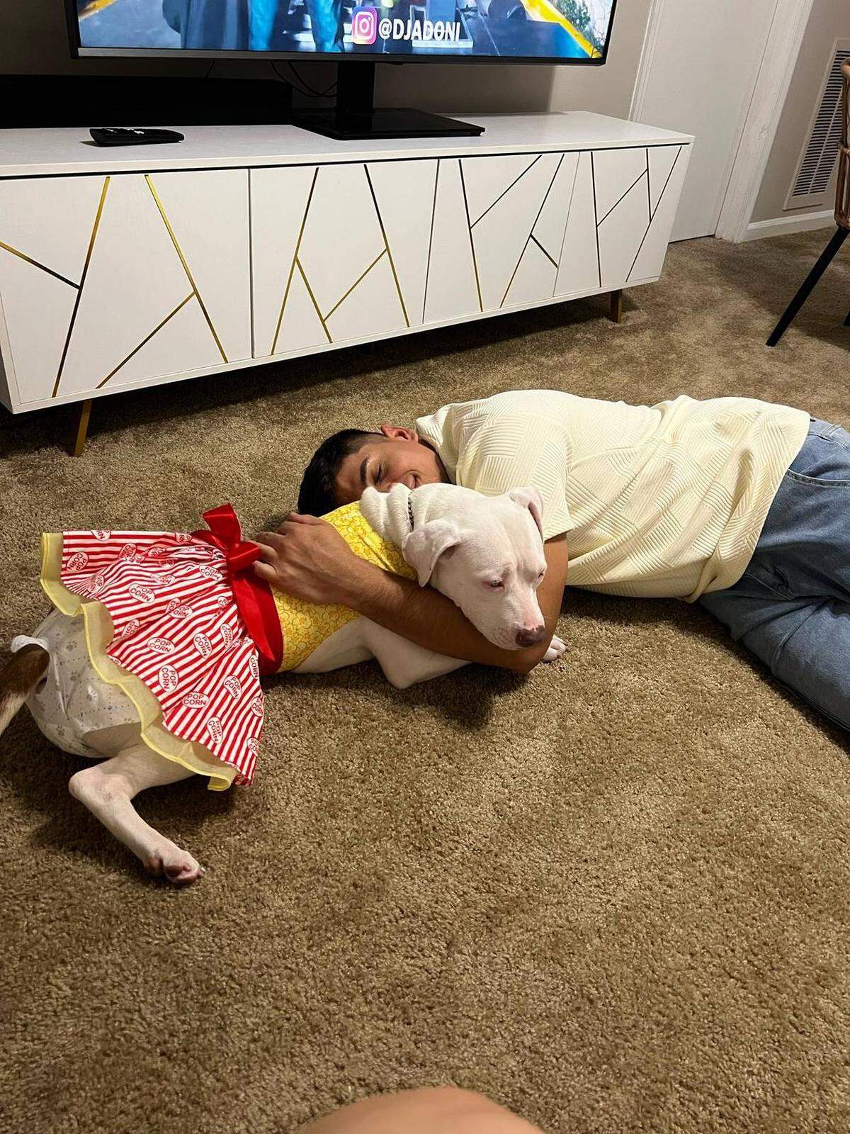 Frengel Reyes Mota, un solicitante de asilo venezolano de 25 años, disfrutaba jugando con su perro, Sacha. Fue deportado a la mega prisión de El Salvador a pesar de no tener antecedentes penales en Venezuela ni en Estados Unidos, según muestran los registros. Familia Frengel Reyes Mota