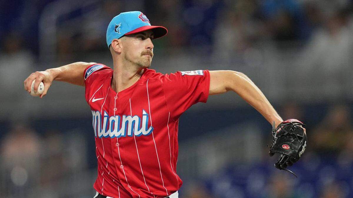 El lanzador abridor de los Marlins de Miami Bryan Hoeing (78) lanza contra los Piratas de Pittsburgh en la primera entrada en loanDepot Park.