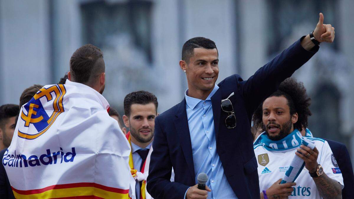 Cristiano Ronaldo celebra con sus compañeros de equipo del Real Madrid durante los festejos del equipo en Cibeles, el domingo 27 de mayo de 2018, en Madrid.