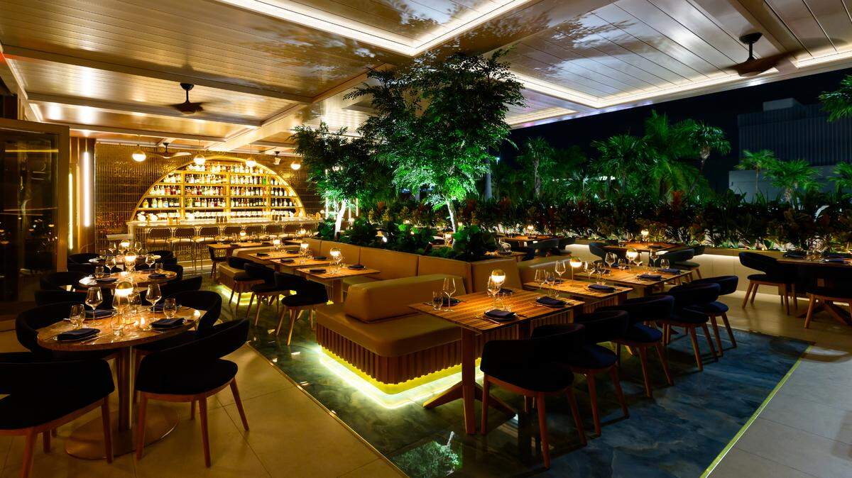 El restaurante de lujo en la azotea Oro, en Lincoln Road, en South Beach, finalmente abre sus puertas con un menú de mariscos y carnes de primera calidad.