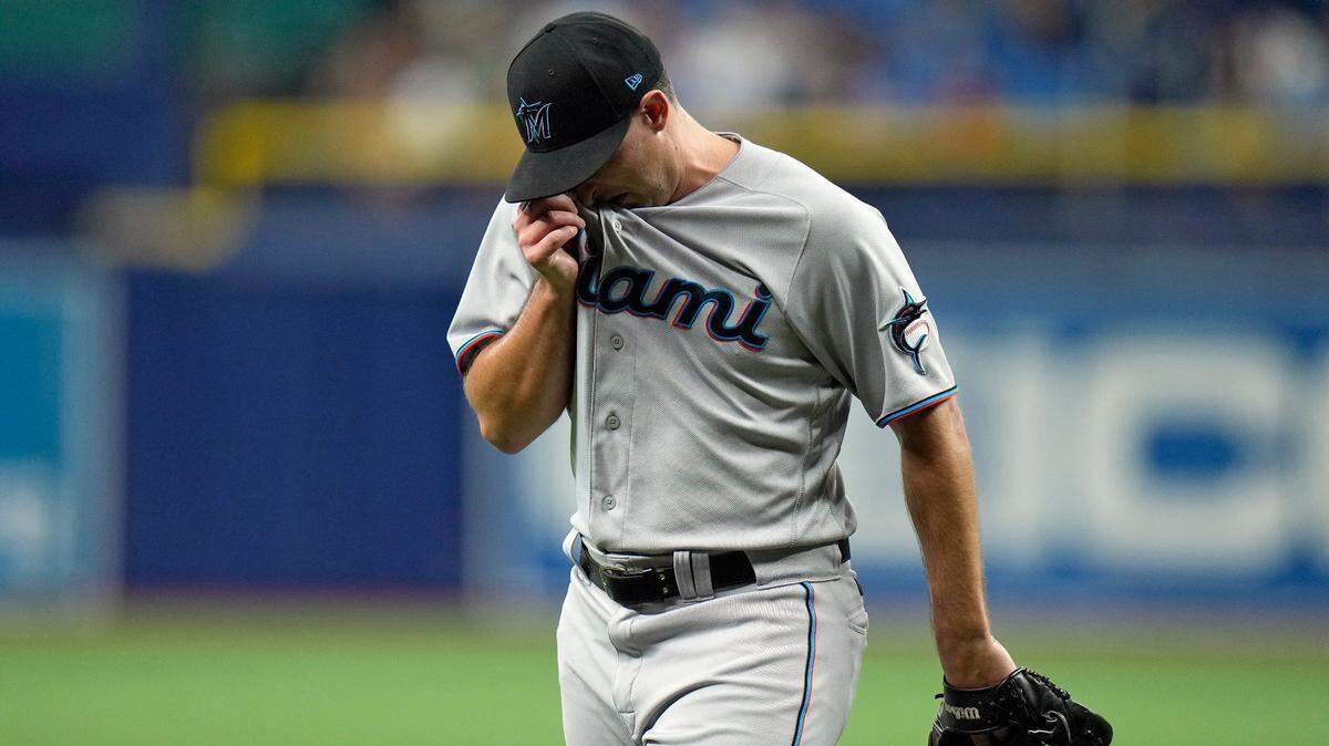 El abridor de los Marlins Cody Poteet permitió cinco carreras en el primer inning en el partido ante los Rays, el 25 de mayo de 2022 en St. Petersburg, Florida.