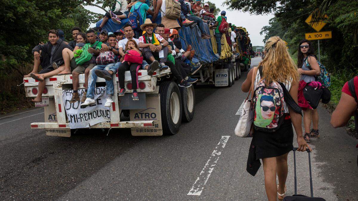 En el trayecto no sólo han sufrido acoso, también han sido víctimas de robos y agresiones. Cuando caminaban en fila por la carretera entre Acayucan e Isla, en el estado de Veracruz, un grupo de migrantes subidos a un tráiler les lanzó agua, naranjas y basura.