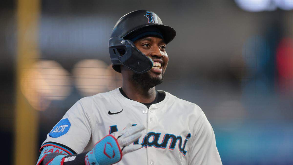 El jardinero de los Marlins Jesús Sánchez celebra tras pegar un jonrón en el primer inning del partido ante los Cachorros de Chicago, celebrado el 19 de mayo de 2025 en Miami.