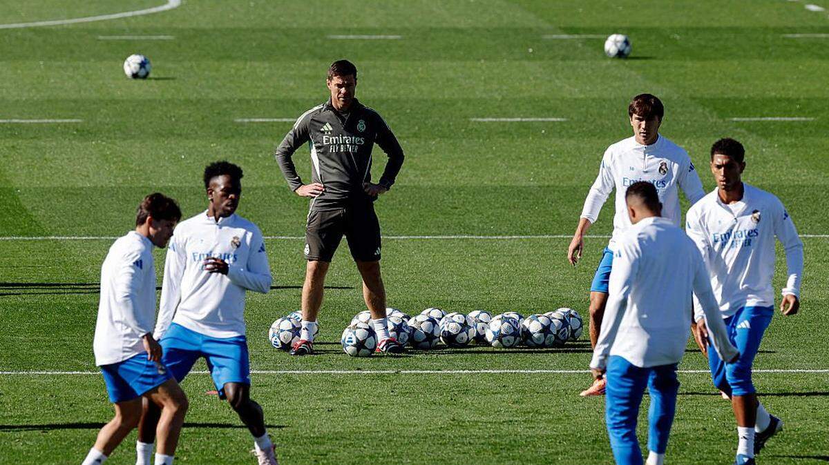 El técnico español del Real Madrid, Xabi Alonso, observa a sus jugadores durante una sesión de entrenamiento en la víspera del partido contra Liverpool de la Liga de Campeones, el 3 de noviembre de 2025 en Madrid.
