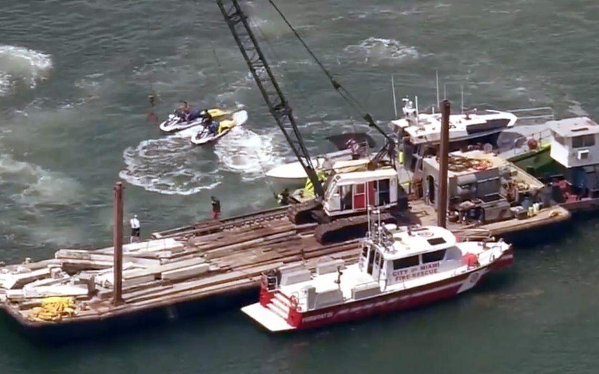 Un velero se hundió frente a la Isla Hibiscus de Miami Beach, en la Bahía Biscayne, la mañana del lunes 28 de julio de 2025, tras el impacto de una gran barcaza.