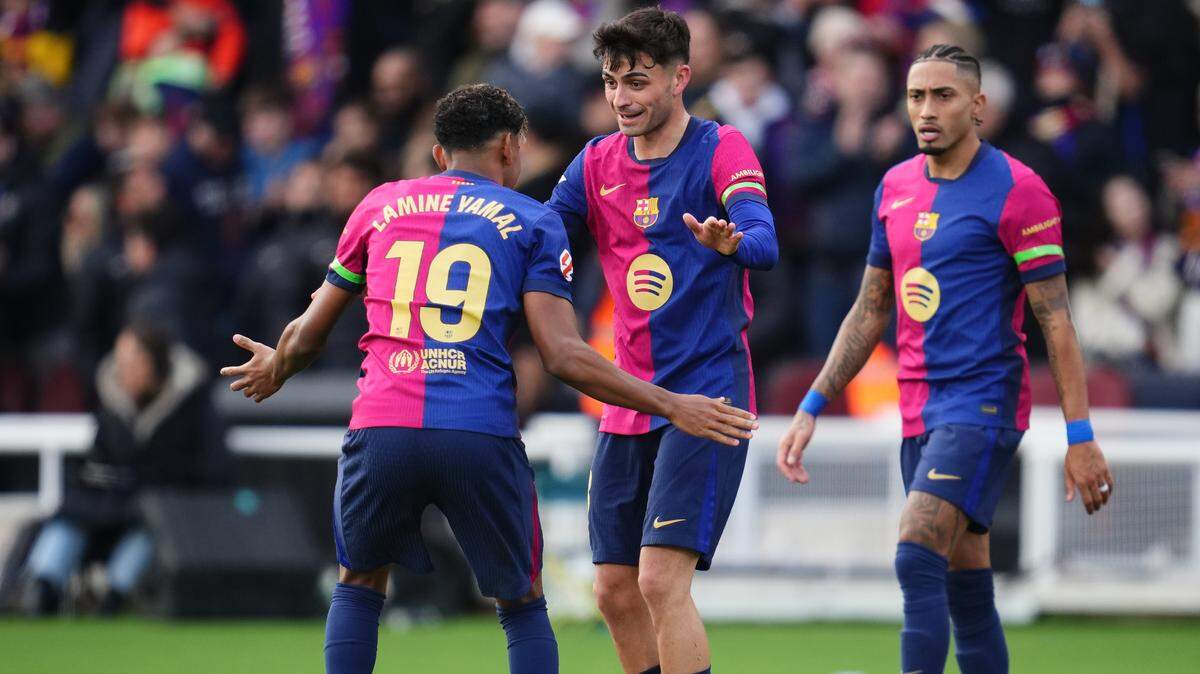 Lamine Yamal, Pedri y Raphinha (der.), del FC Barcelona, celebrando un gol el 2 de enero de 2024 ante el Deportivo Alavés en el Estadio Lluis Companys, fueron clave en el empate de su equipo 3-3 en el Inter Milán por la Champions League.