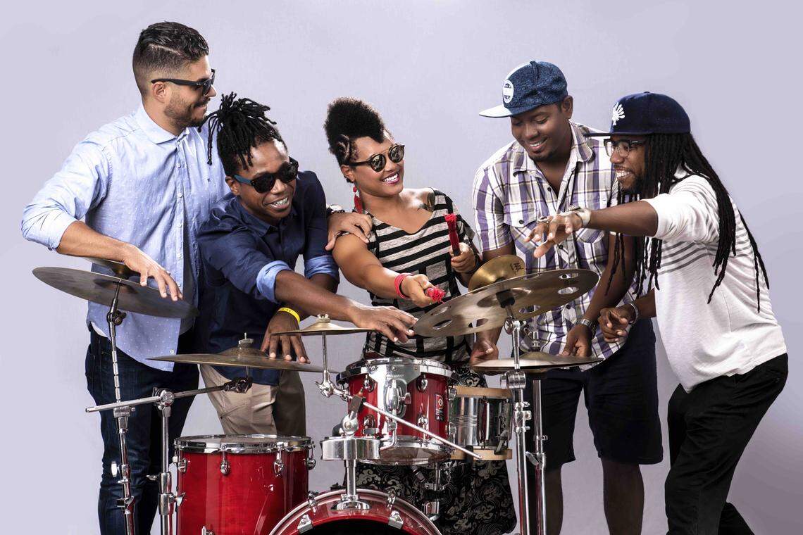 La percusionista Yissy  García y su grupo Bandancha. Yissy es hija de Bernardo García, fundador del grupo Irakere.