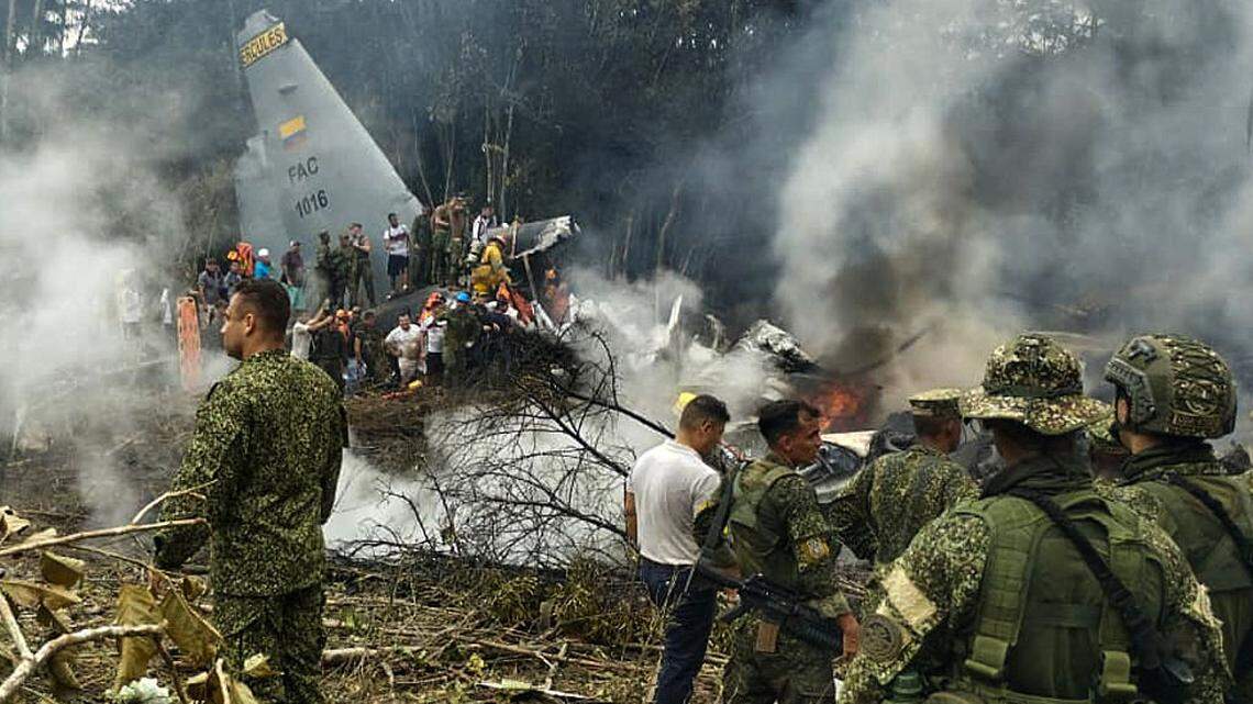 Sube a 66 el número de militares muertos en el accidente de un avión en Colombia