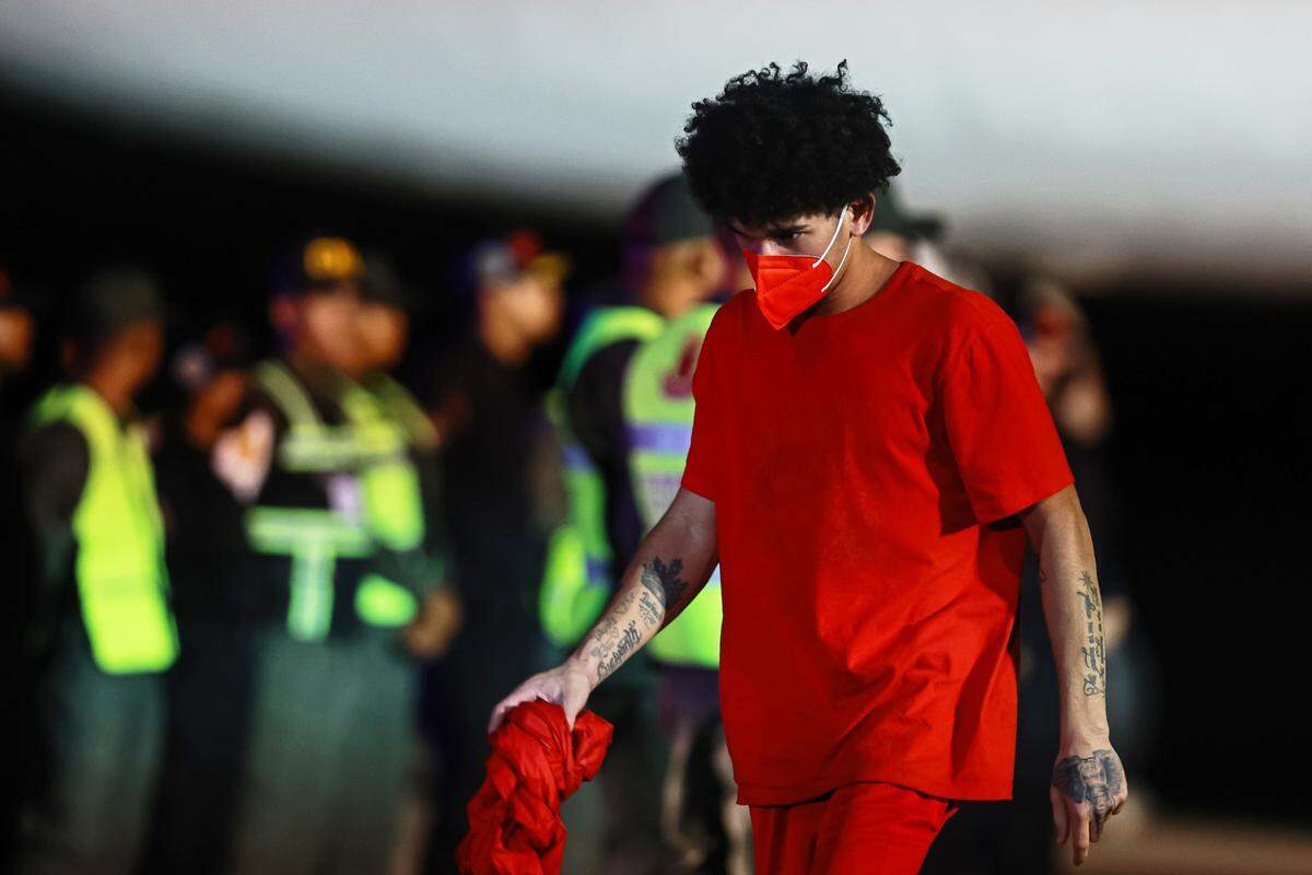 Un venezolano deportado desde Estados Unidos llega al Aeropuerto Internacional Simón Bolívar en un vuelo de repatriación el 28 de marzo de 2025 en Maiquetía,Venezuela.
