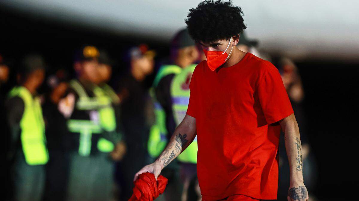 Un venezolano deportado desde Estados Unidos llega al Aeropuerto Internacional Simón Bolívar en un vuelo de repatriación el 28 de marzo de 2025 en Maiquetía,Venezuela.