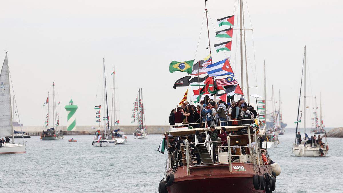 Barcos de una nueva flotilla humanitaria con destino a la Franja de Gaza realizan una salida simbólica desde el Port Vell de Barcelona el 12 de abril de 2026, ya que la partida de la flotilla ha sido pospuesta debido al mal tiempo.