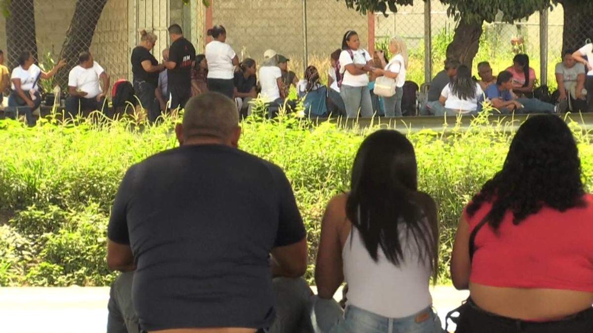 Familiares de personas detenidas durante las manifestaciones en contra del gobernante Nicolás Maduro esperan frente a la cárcel del Tocuyito, en el norte de Venezuela, en octubre de 2024. 