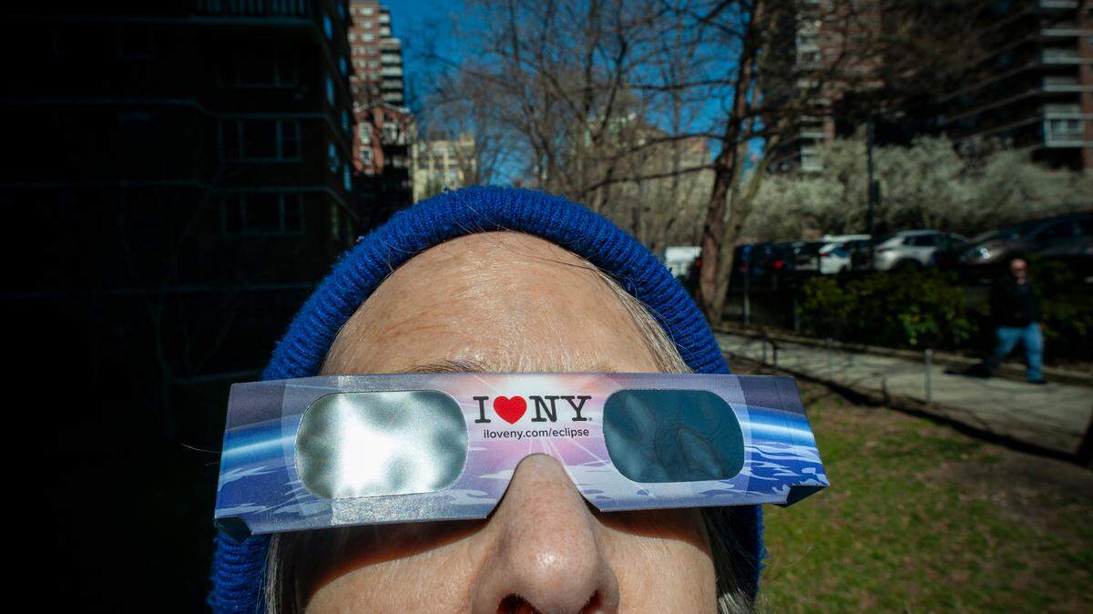 Este residente de la ciudad de Nueva York obtuvo sus lentes especiales el 25 de marzo de 2024 en preparación para ver el eclipse solar del 8 de abril.