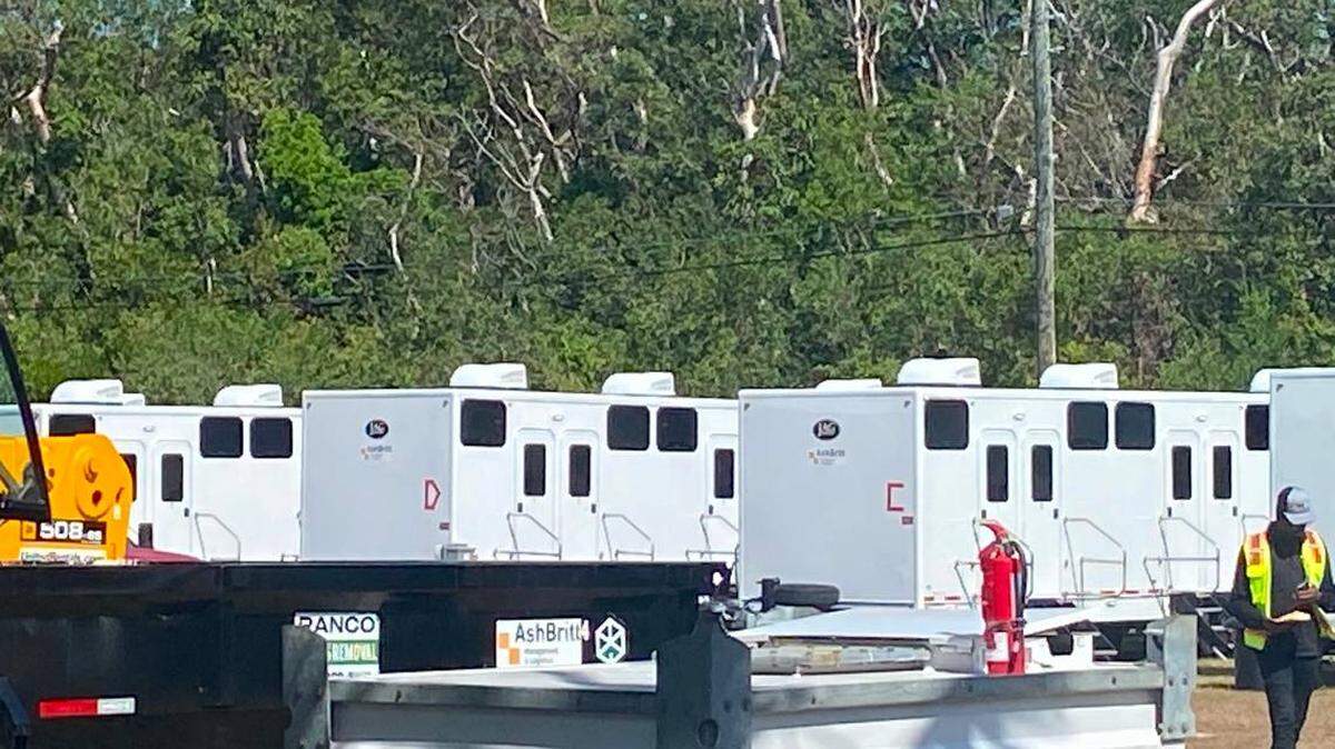 Un ‘campamento de base’ ha surgido en los Cayos de la Florida. El complejo temporal se levantó para albergar el envío masivo a los Cayos de la Florida de autoridades estatales.
