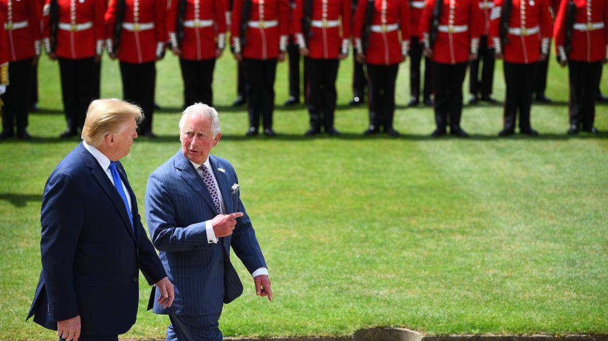 Foto de archivo del 6 de mazo de 2019 que muestra al entonces príncipe de Gales, Carlos, hablando con el presidente de Estados Unidos, Donald Trump, durante una ceremonia de bienvenida en el Palacio de Buckingham, en Londres.