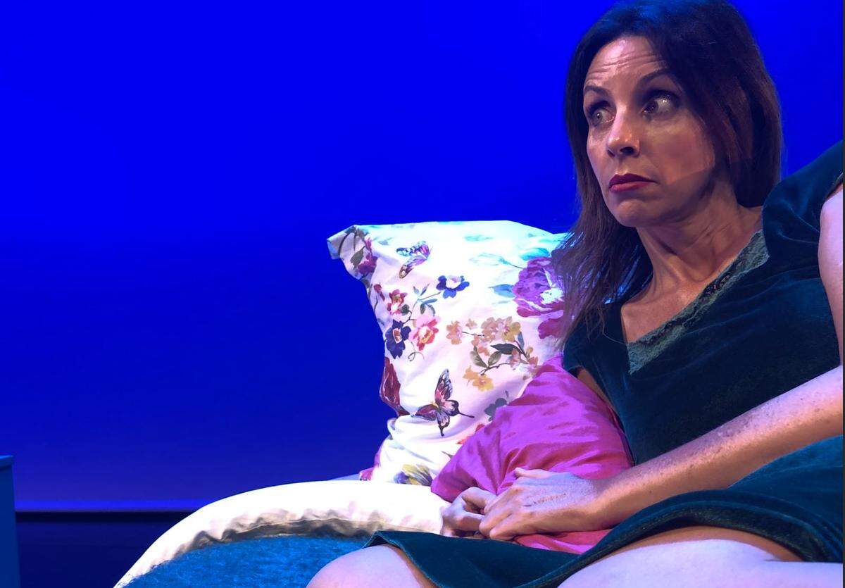 González de Vega fue coordinadora de guiones y guionista ella misma del popular programa de la televisión española “El Club de la Comedia”, para el cual escribió más de 400 monólogos. 