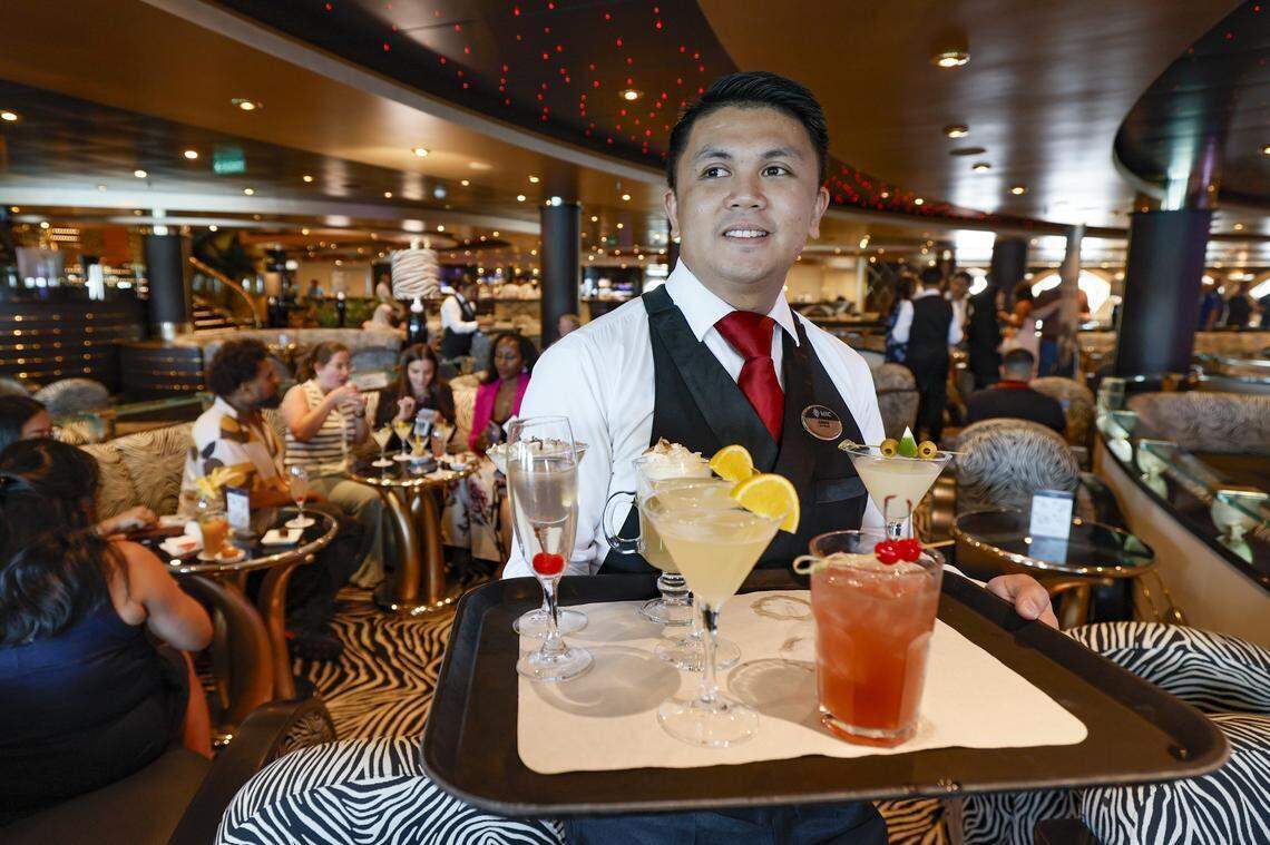 Darwin sirve cócteles en el Zebra Bar del MSC Poesia, en PortMiami, el miércoles 22 de abril de 2026. Construido en 2008, el barco fue sometido a una renovación este año.