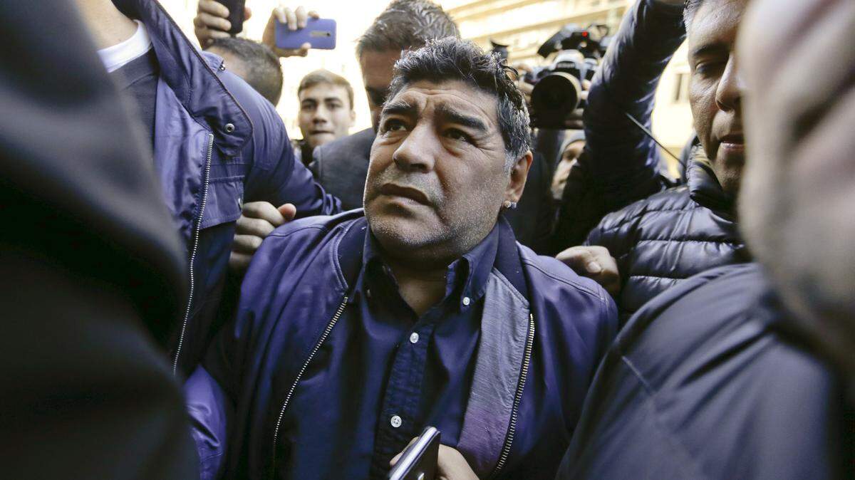 El legendario futbolista Diego Maradona llega a la sede de la Asociación de Fútbol Argentino (AFA) en Buenos Aires, Argentina, en el 2016.