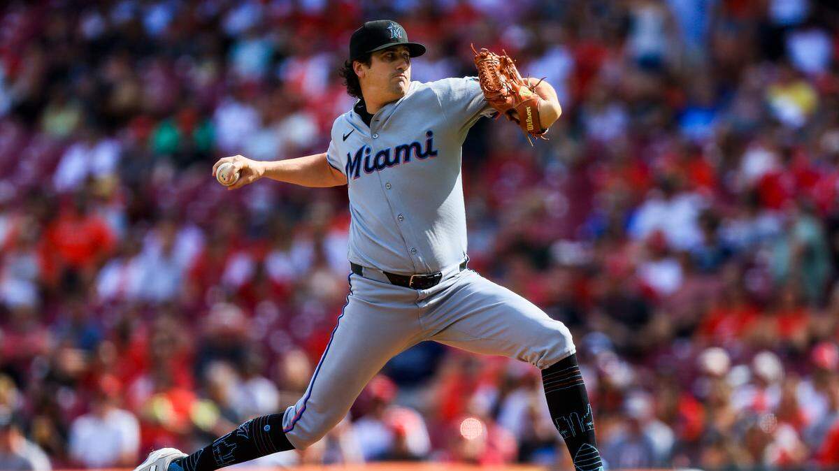 El abridor de los Marlins de Miami Cal Quantrill cargó con la derrota ante los Rojos al tolerar seis carreras, el jueves en Cincinnati. 