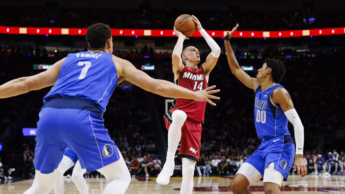Tyler Herro se viste de héroe en su regreso con el Heat en un juego a la antigua contra los Mavericks