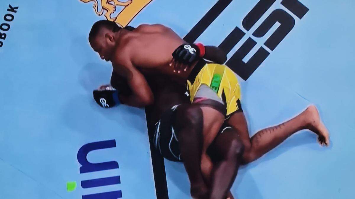 Jailton Almeida viene como un tren. El especialista brasileño en grappling se lució en su primer evento principal de UFC Fight Night, al someter a Jairzinho Rozenstruik en el primer asalto de su combate estelar del sábado en Charlotte.