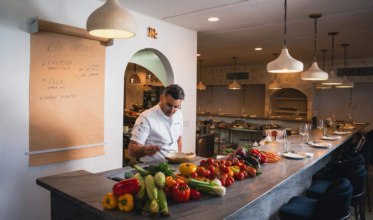 El chef y propietario Raz Shabtai en el mostrador de Mutra, su restaurante israelí kosher.