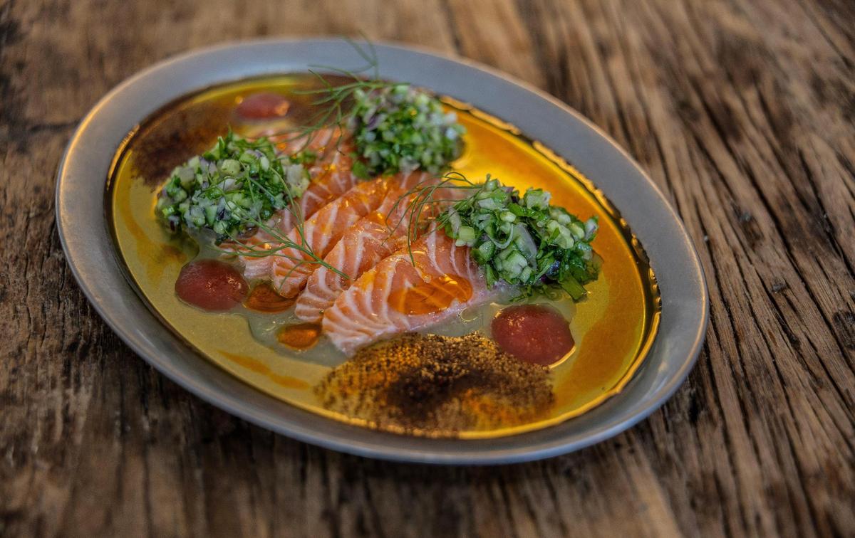 El plato “Un pescador y un granjero entraron en una cocina” —sashimi mediterráneo— del chef Raz Shabtai en Mutra en North Miami.