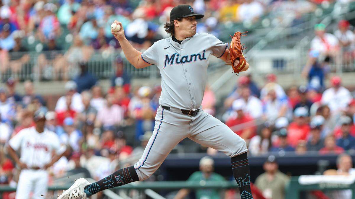 El abridor de los Marlins Cal Quantrill lanza en el primer inning del partido ante los Bravos, celebrado el 10 de agosto de 2025 en Atlanta.