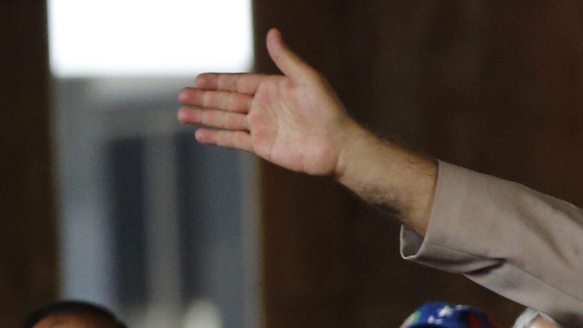 El presidente de Venezuela, Nicolás Maduro, saluda a partidarios en una reunión en Caracas, el 3 de mayo del 2017.