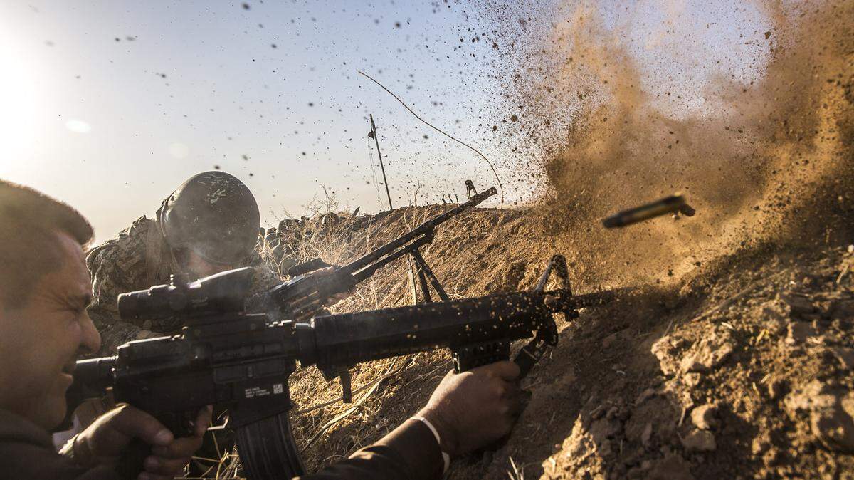 Tropas peshmergas kurdas se enfrentan a miembros del grupo terrorista Estado Islámico, durante su avance el 17 de octubre de 2016 hacía Badana, Irak.