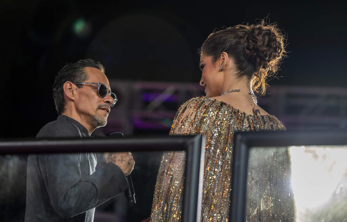 El artista Marc Anthony y su esposa, la modelo Nadia Ferreira, en Premio Lo Nuestro 2025, celebrado en el Kaseya Center, en Miami, el jueves 20 de febrero de 2025.