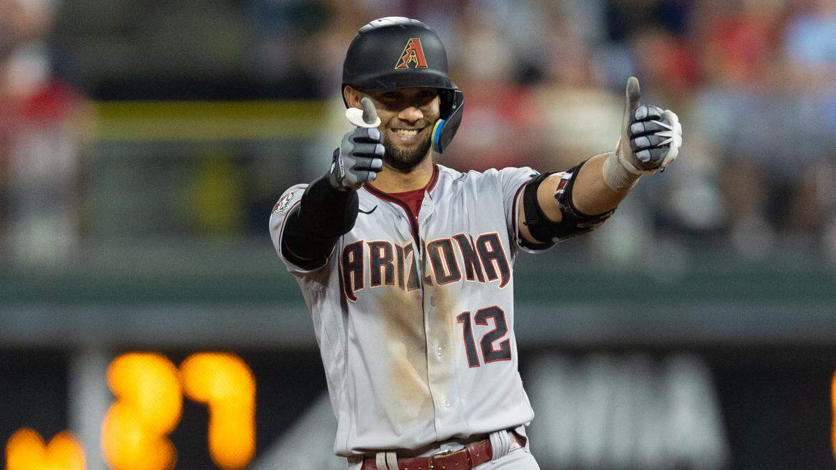 El cubano Lourdes Gurriel Jr. extendió la racha activa más larga de las Grandes Ligas a 15 encuentros con al menos un imparable, con un jonrón, un doble y dos remolcadas para que los Diamondbacks de Arizona vencieran el lunes por 6-3 a los Filis de Filadelfia.