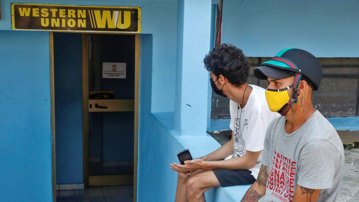 Gente sale de una de las oficinas de Western Union en La Habana, Cuba, el 28 de septiembre de 2020. EFE/Yander Zamora/Sipa USA