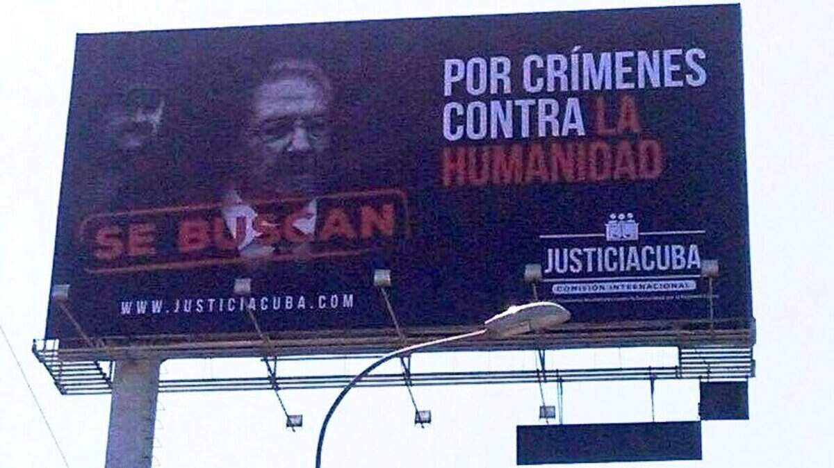 Esta valla contra Nicolás Maduro y Raúl Castro ha sido colocada en una avenida principal, cerca del aeropuerto internacional Jorge Chávez, en Lima, Perú.