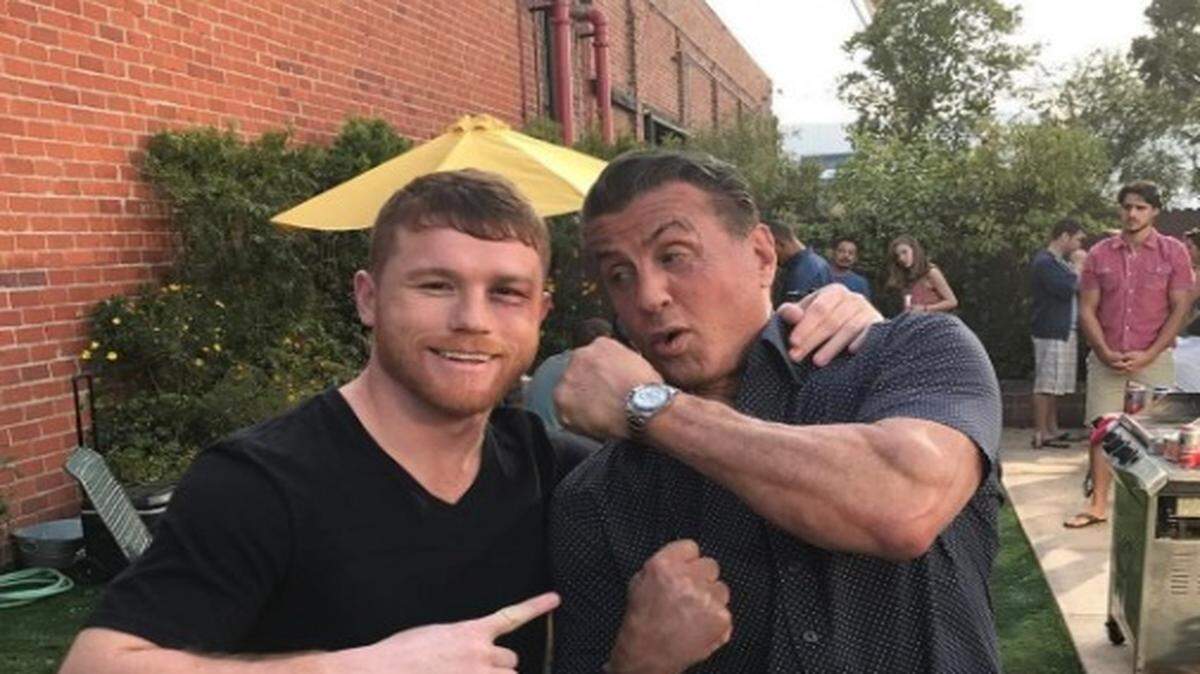 Saúl Álvarez (izq.) posa con el actor Sylvester Stallone.