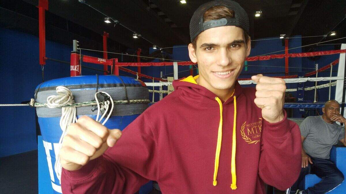 EMANUEL GUERRA, el joven prospecto cubano del boxeo, en el gimnasio de Jorge Rubio.