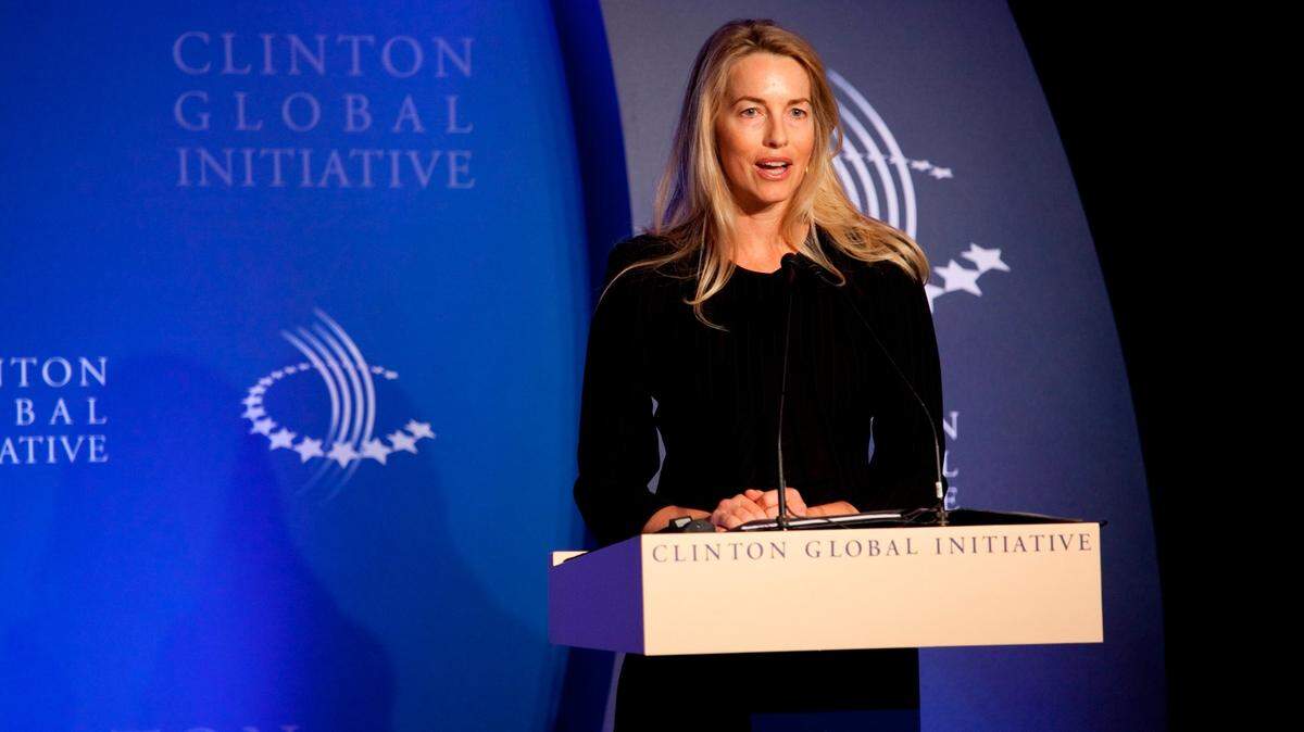 Laurene Powell Jobs es abiertamente demócrata. En 2016 apoyó la campaña de Hillary Clinton para las presidenciales de ese mismo año.