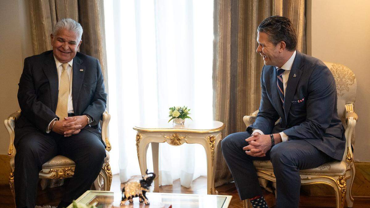 El presidente de Panamá, José Raúl Mulino, recibe al secretario de Defensa de Estados Unidos, Pete Hegseth, en Ciudad de Panamá, el martes 8 de abril de 2025. 