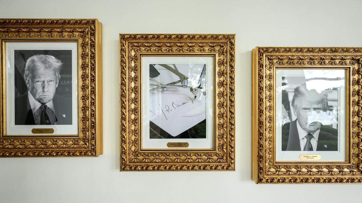 Dos retratos del actual presidente de Estados Unidos, Donald Trump, rodean una fotografía de un 'autopen' con la firma de su último predecesor, Joe Biden, en el nuevo 'Paseo de la Fama presidencial' de la Casa Blanca REMITIDA / HANDOUT por LA CASA BLANCA EN X