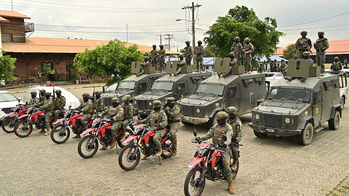 Soldados ecuatorianos toman posiciones en el puesto de mando de La Ferroviaria en Durán, provincia de Guayas, Ecuador, el domingo 15 de marzo de 2026, durante los preparativos para una operación de dos semanas para reprimir a las bandas de narcotraficantes con el apoyo de Estados Unidos y bajo estrictos toques de queda.
