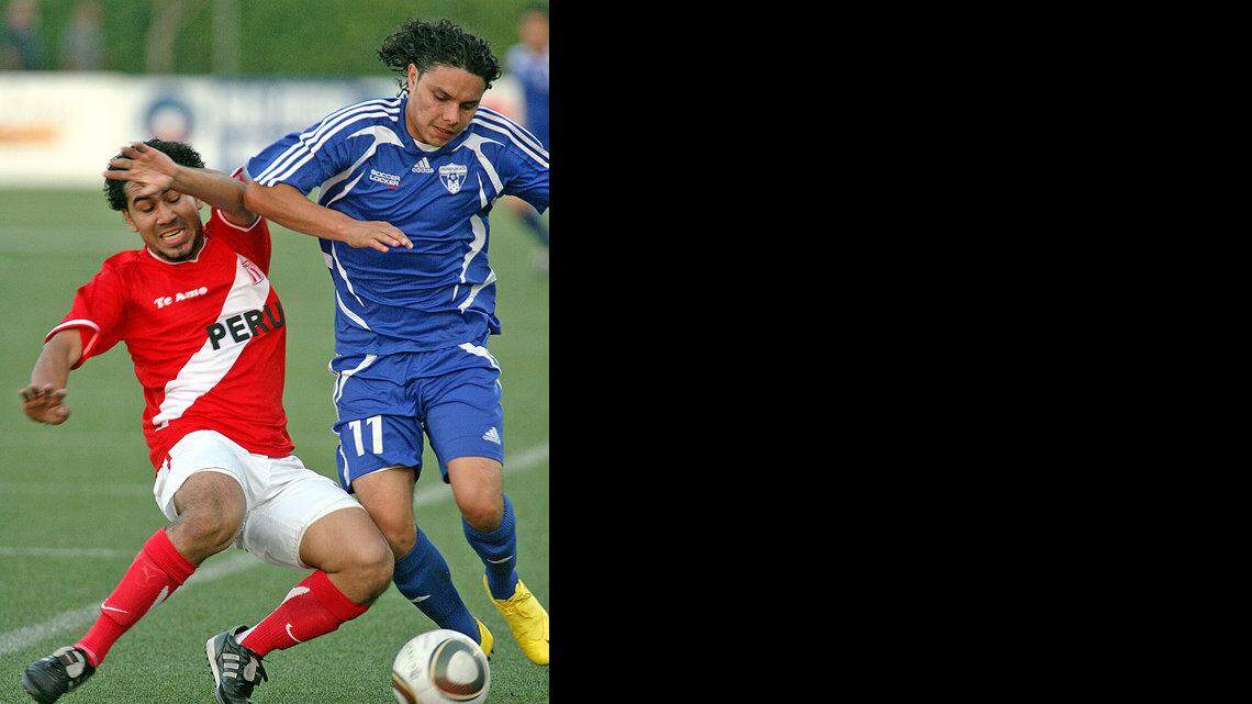 HORACIO PARHAM, de Honduras 5 Estrellas, pugna por el balón con Sergio Bobadilla, de Alianza Perú (izq.).