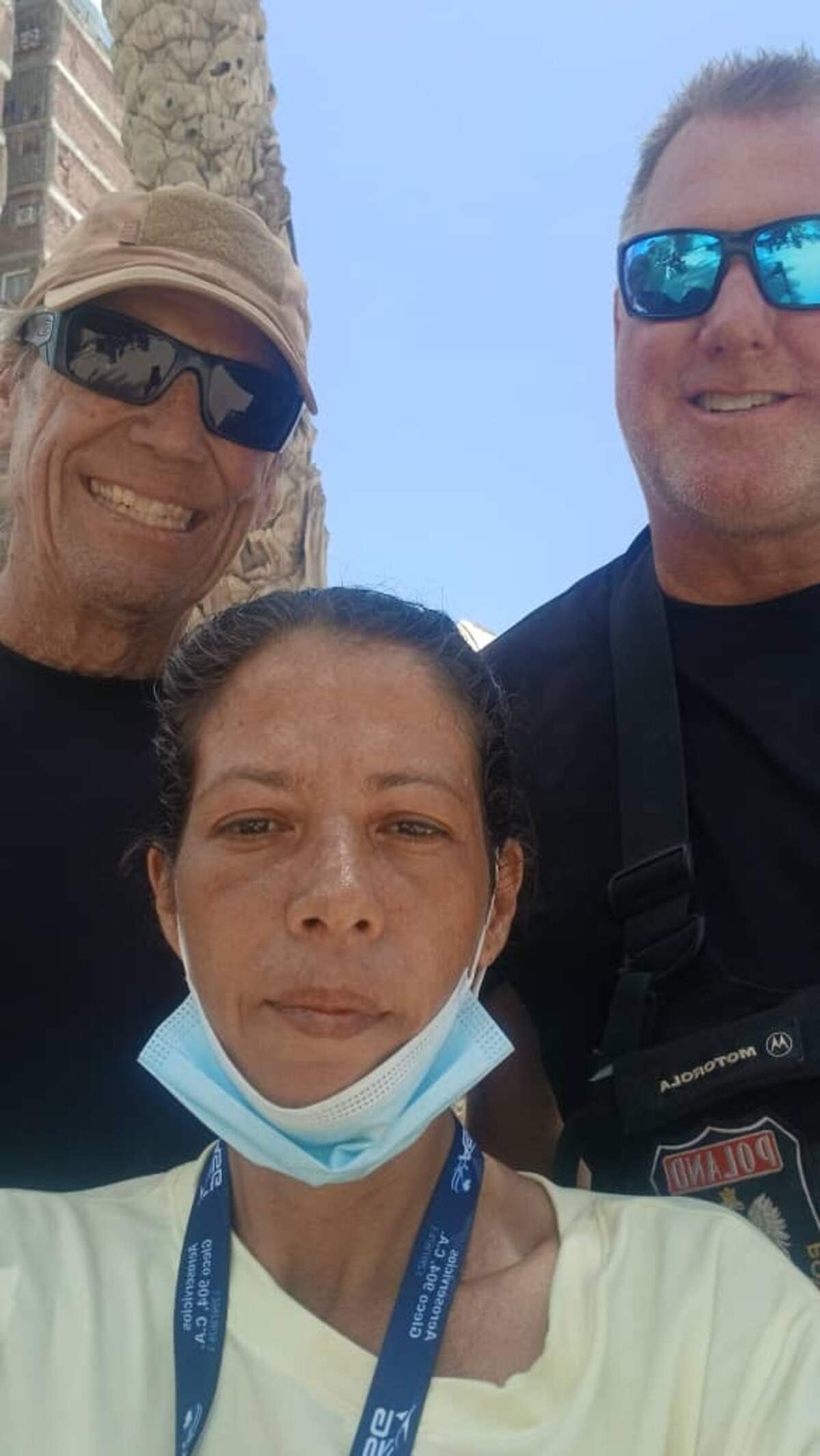 Desirré Kleiber Bolívar junto con dos personas que ayudan en las labores de rescate en La Guaira, Venezuela.