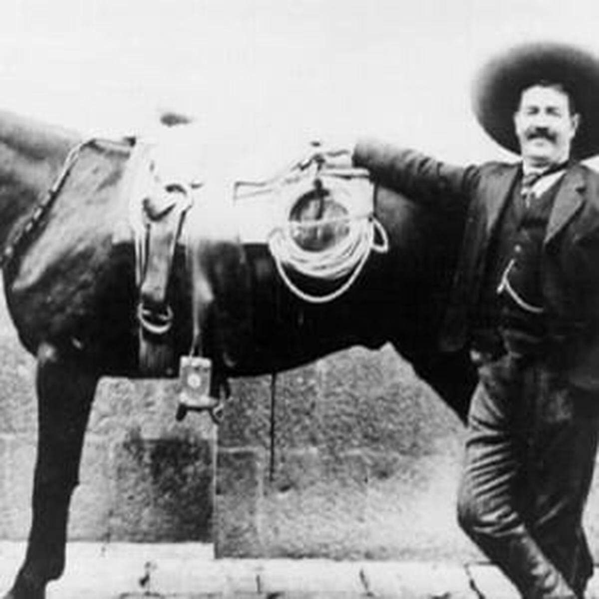 Vicente Oropeza introdujo las suertes y acrobacias con la soga en el rodeo estadounidense. Nacido en 1858 en Puebla, México, se convirtió en uno de los charros profesionales más destacados de su país. En 1894, el espectáculo *Wild West Show* de Buffalo Bill contrató a los charros de Vicente Oropeza, y el rodeo incorporó una nueva disciplina. Esbelto y apuesto, un elegante artista del espectáculo, Vicente Oropeza ha sido llamado “el hombre que inventó el giro de la cuerda”. En sus dieciséis años como una de las atracciones estelares de Buffalo Bill, el experto en lazos recorrió cinco continentes y enseñó a los vaqueros estadounidenses un nuevo enfoque de un arte antiguo.