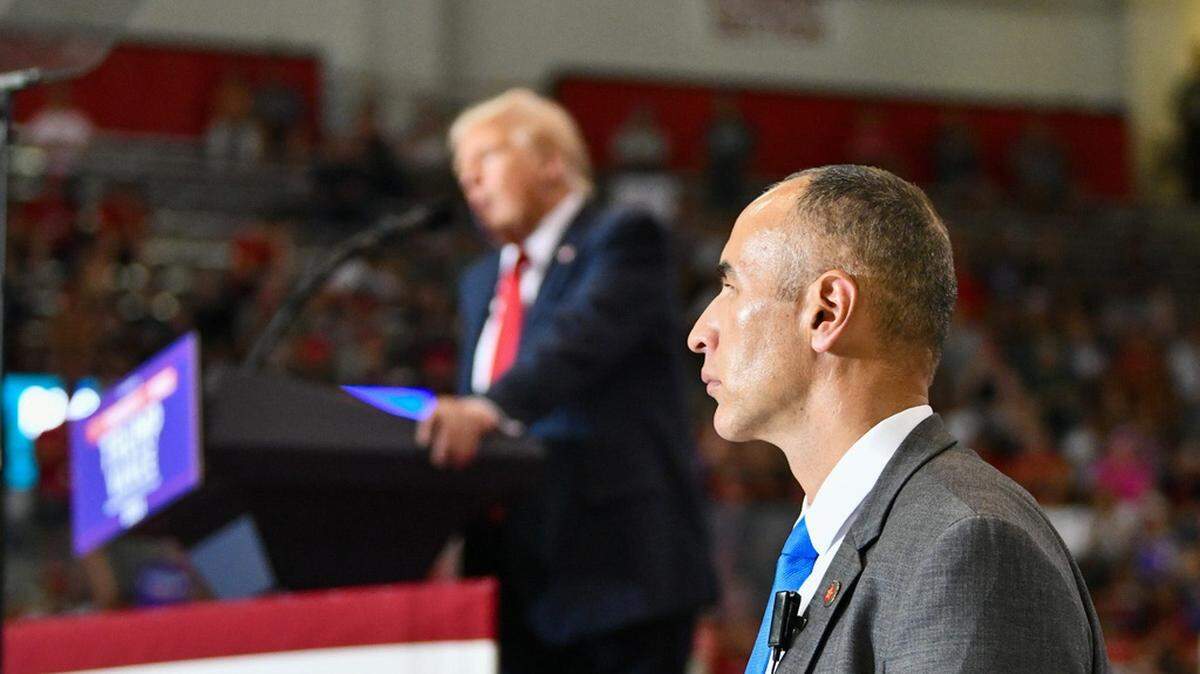 Un agente del Servicio Secreto vigila a la audiencia mientras el expresidente Donald Trump da un discurso en St. Cloud, Minnesota, el sábado 27 de julio de 2024.