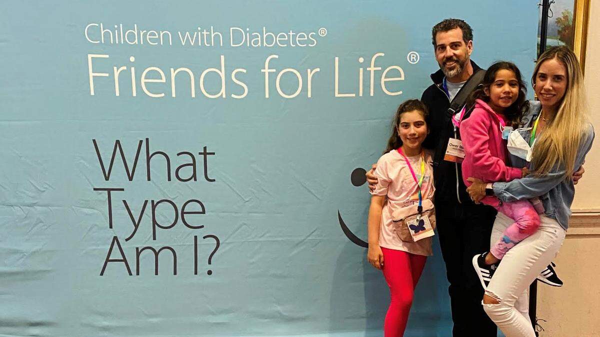 Gabriella Mesa junto a su padre Ower Mesa. Alejandra Guermes con Valentina en brazos. Gabriella, quien tiene 8 años y diabetes tipo 1, está en un monitor de glucosa continuo y usa su nuevo teléfono celular para llamar a su madre cuando no está segura de su nivel de azúcar en la sangre.