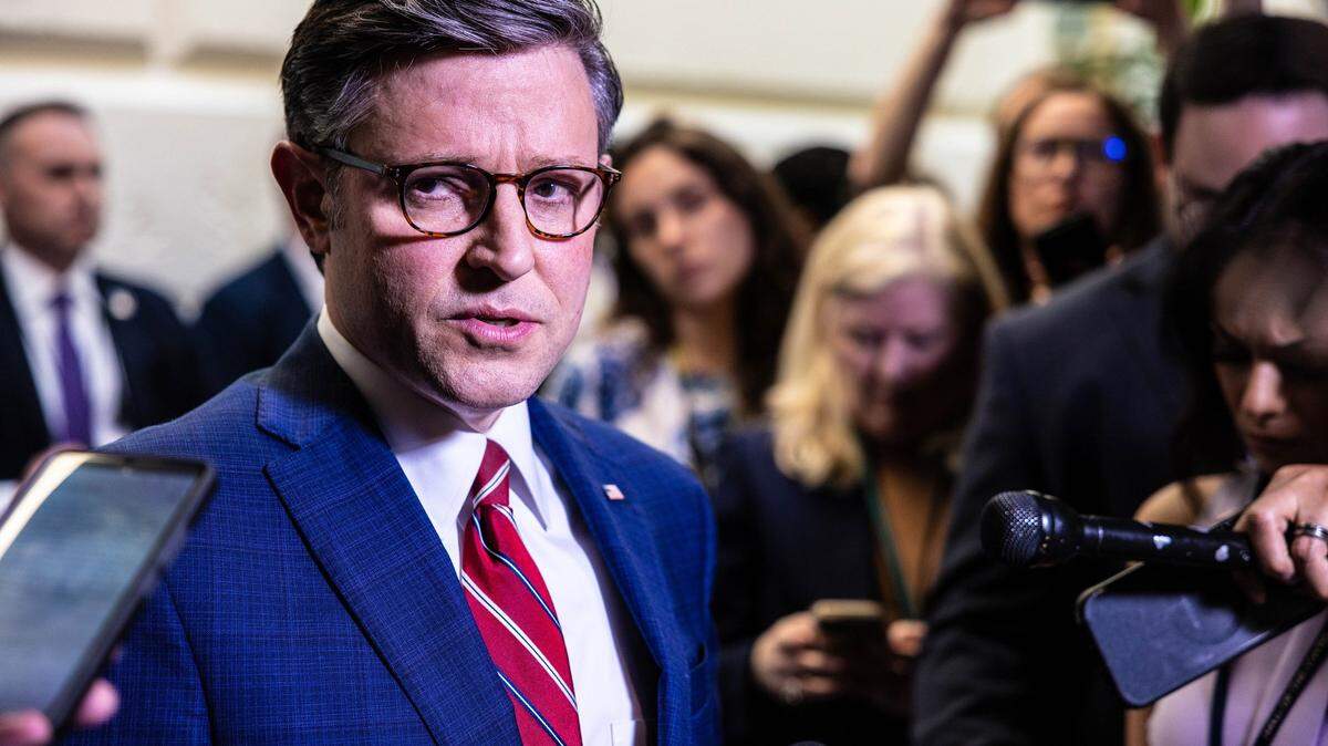 Mike Johnson (R-LA) habla con la prensa después de una reunión de la Conferencia de la Cámara para discutir el ataque de Irán a Israel en el Capitolio de Estados Unidos en Washington, D.C.